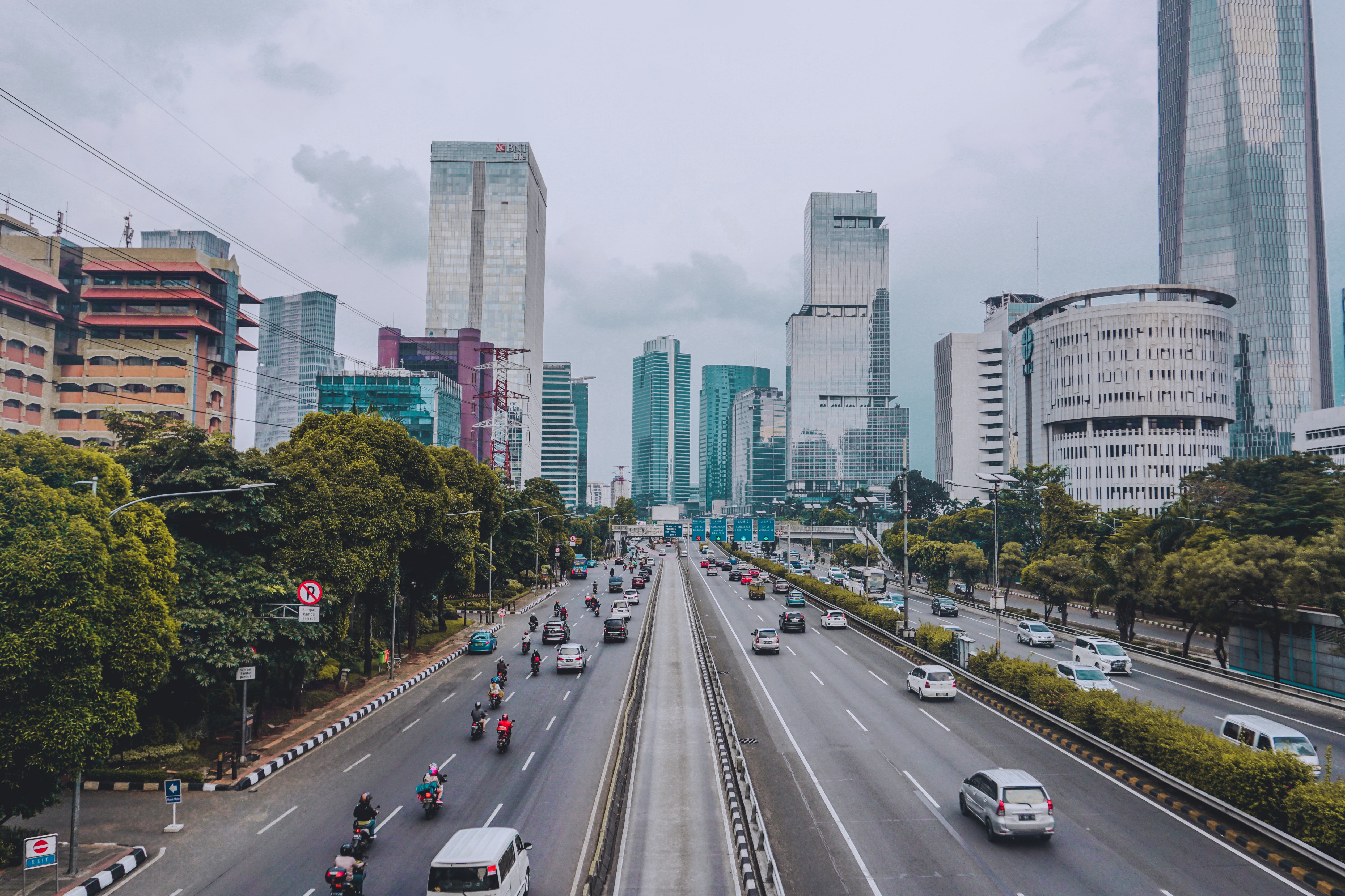 A cityscape with traffic