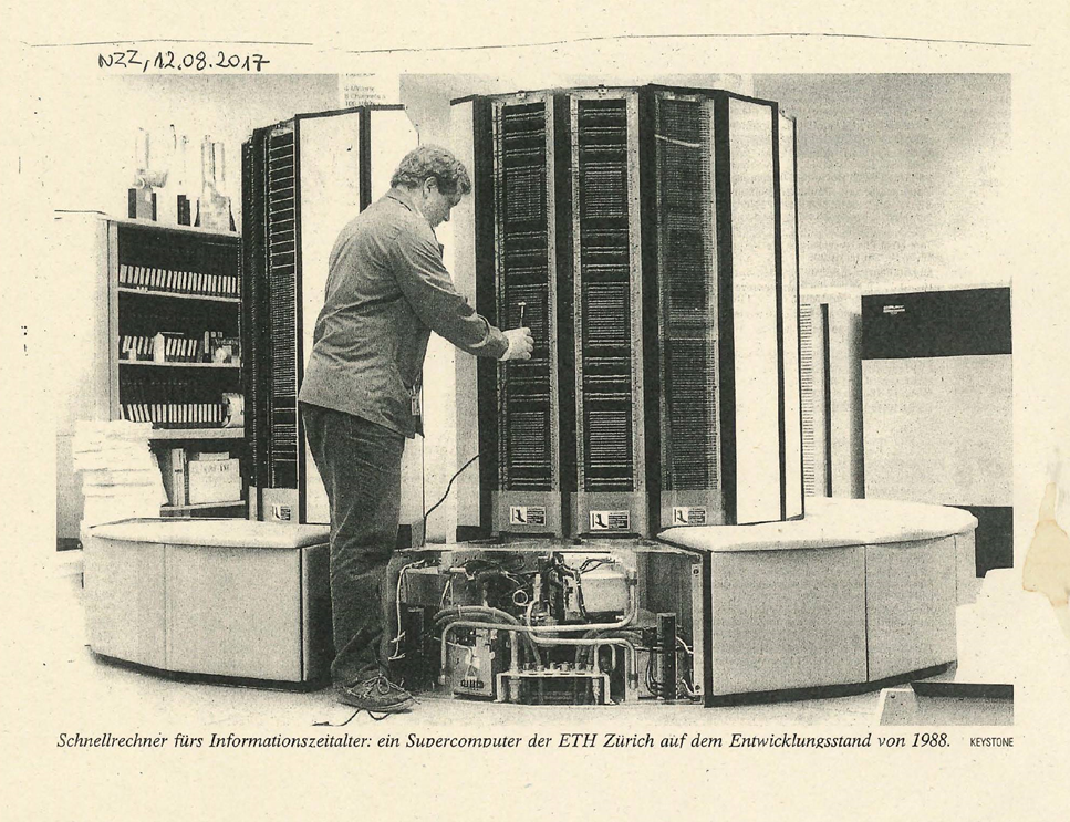 Cray und ist ein Supercomputer aus den 80ern. Er kostete damals 10 Millionen Schweizer Franken. Heute ist er von der Leistung her jedem Smartphone unterlegen.