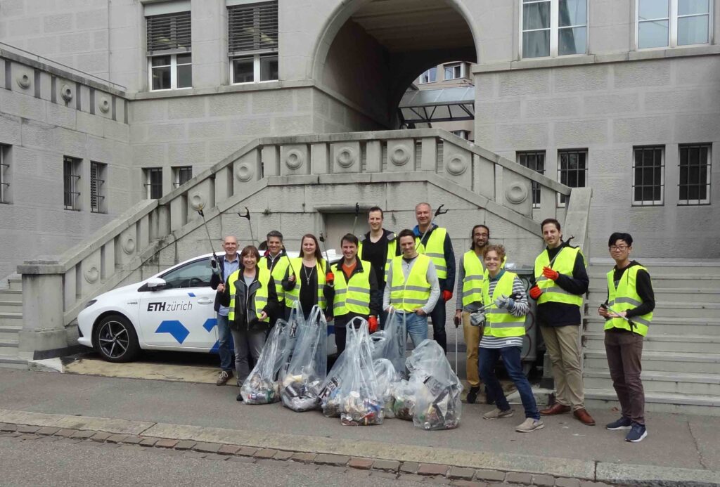 Auch der ID-Direktor packt mit dem Team an.