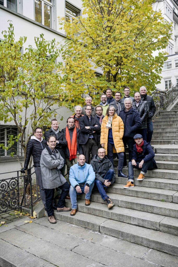 Zurzeit gibt es 41 ISOs an der ETH Zürich. Information Security Officers (ISOs) auf dem Foto von links nach rechts: Christian Herzog, D-PHYS; Hans Hirter, D-USYS; Thomas Fässler, Abt. Services; Thomas Löffler, D-ERDW; Thomas Piendl, Abt. Lehrentwicklung und -technologie; Serge Bilgeri, D-ARCH; Stefan Walter, D-INFK; Roger Holderegger, D-BIOL; Michele Marcionelli, D-MATH; Manuel Rickmann, Abt. HR; Daniela Hunziker, Abt. Immobilien; Christoph Frei, D-BAUG; Lars Tremmel, D-MAVT; Jean-Claude Eischen, D-HEST, Vernon Bailey, D-BSSE; Dieter Gut, Abt. ID. Sitzend: Benjamin Baum, D-GESS; Domenico Salvati, CISO; Marco Reimers, D-ITET.