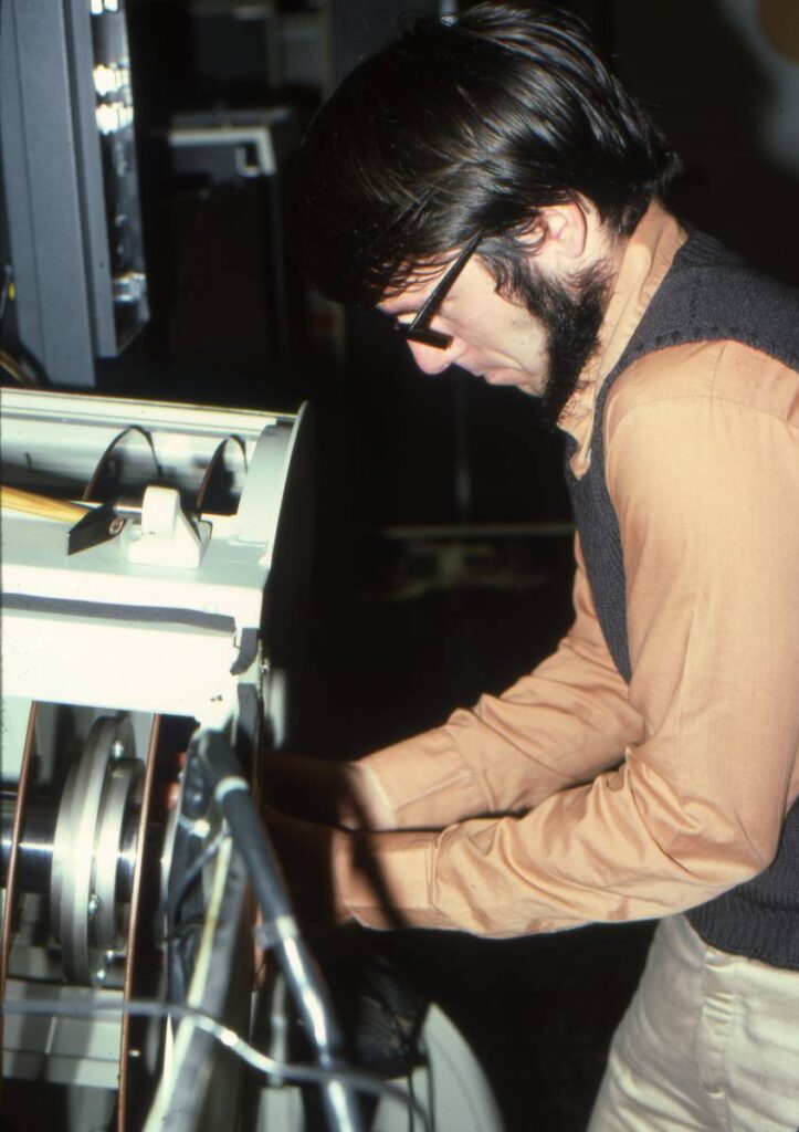 Rolf Müri, IT Services, replacing a disk (Photo: ETH/Peter Staub/ITS)